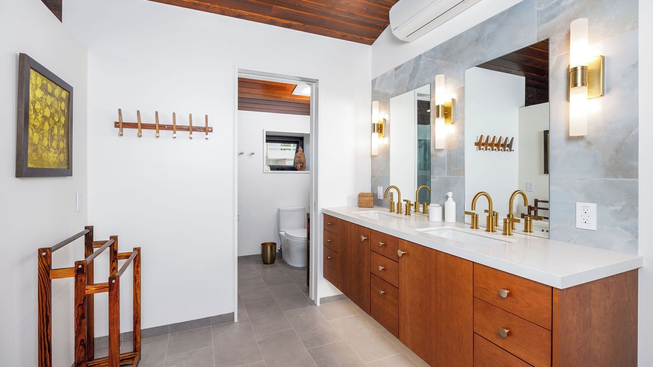 Photo of Bathroom in Kahaluu Bay