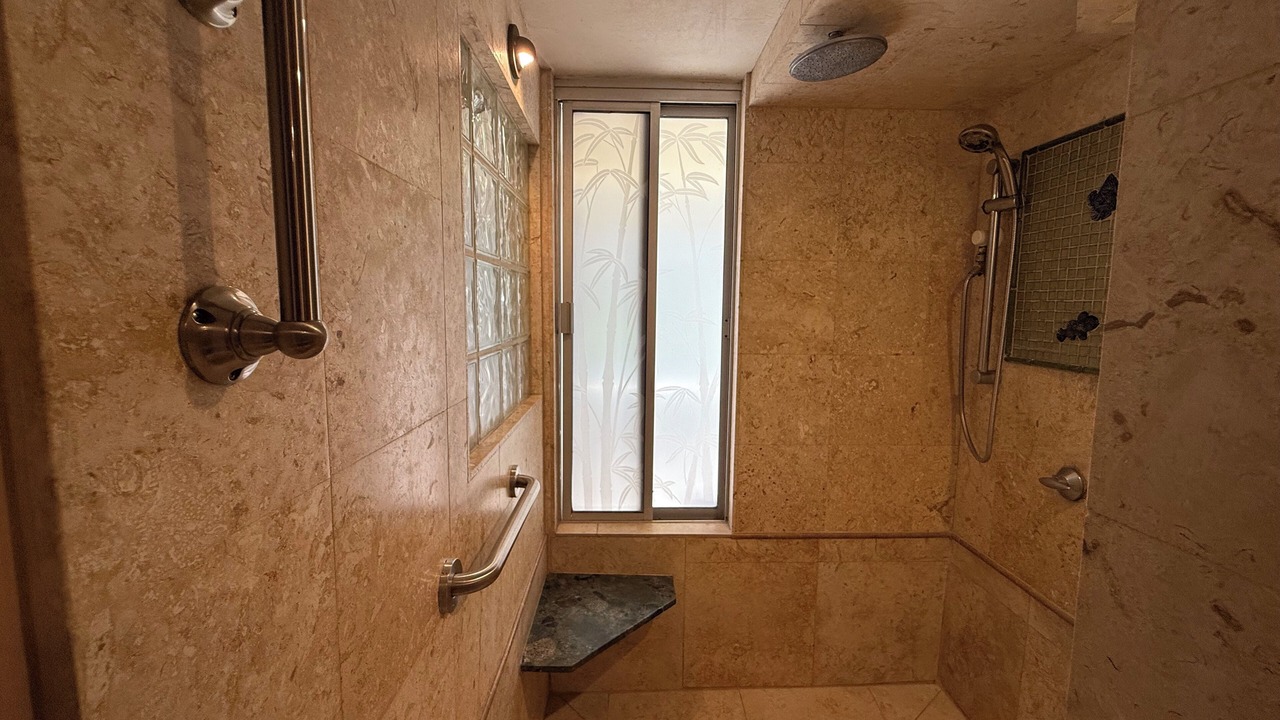 Photo of Bathroom in Diamond Head - Kapahulu - St. Louis