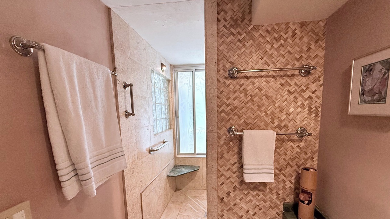 Photo of Bathroom in Diamond Head - Kapahulu - St. Louis