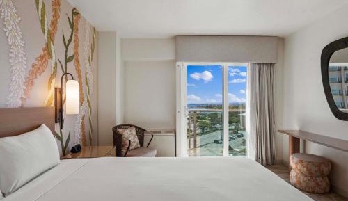 Kona Tower Room with Partial Ocean View