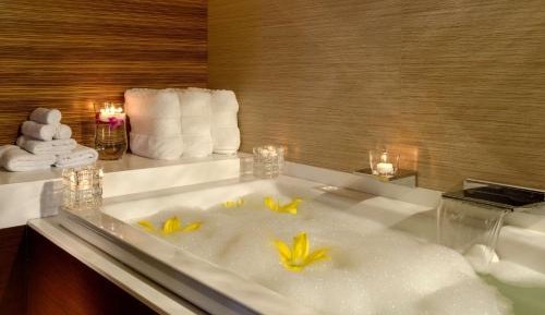 Premium King Suite with Mountain View