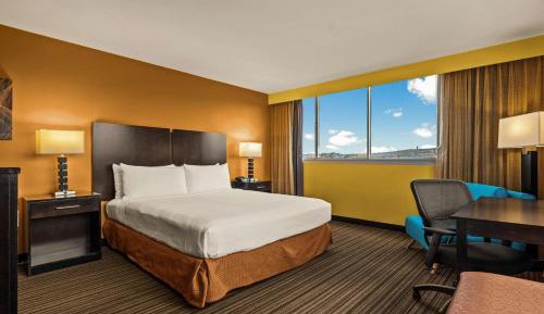 King Room with City View - Upper Floor/Non-Smoking