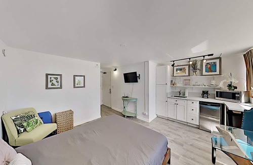McCully - Moiliili Condo | Hawaiian Monarch 805 Condo by RedAwning