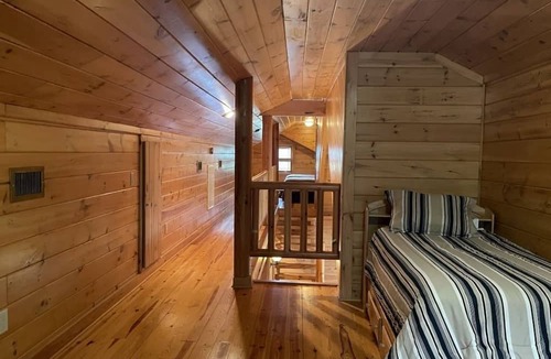 Tellico Plains Cabin | Deluxe log cabin! Pet and motorcycle friendly - enjoy nature with family and friends! 3 Bedroom Cabin by RedAwning