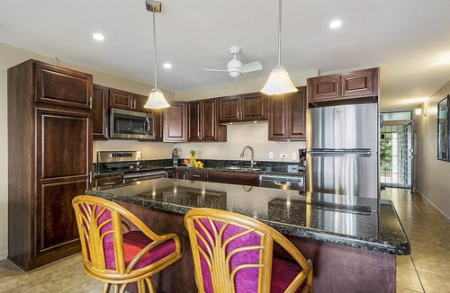Historic Kailua Village Condo | Cozy Oceanview Unit w/AC & Shared Pool in the Heart of Kona Town: Kalanikai 306