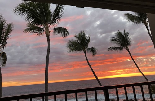 Kailua-Kona Condo | Kona Bali Kai 317 - Oceanfront 2 Bedroom Condo by RedAwning