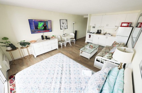 Waikiki Condo | 16 GUESTS , 4 X ❤️AWESOME STUDIOS❤️ , FREE PARKING, 5MIN TO OCEAN