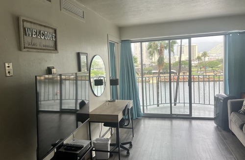 McCully - Moiliili Apartment | Waikiki Apartment sleeps 5 parking included