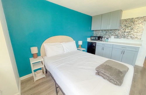 McCully - Moiliili Condo | Renovated Beachy Studio at Hawaiian Monarch | Pool