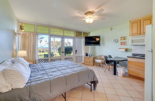 Maunaloa Apartment | Walk to Beach: Ocean-View Maunaloa Studio