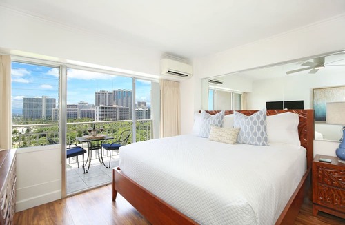 Waikiki Condo | Gorgeous Ocean Views, Full Kitchen, Steps to Beach!