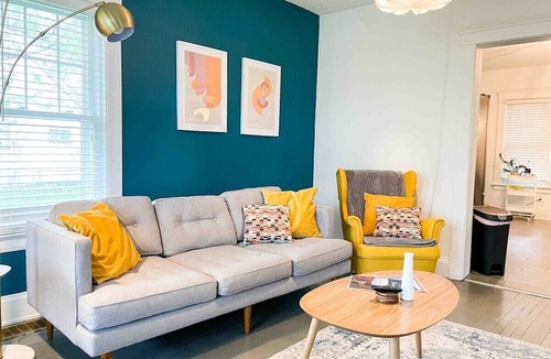 Kamm's Corners Apartment | The MidCentury Modern 5 min to Airport PETS!