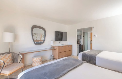 Ala Moana Condo | 29th floor studio with two full size beds