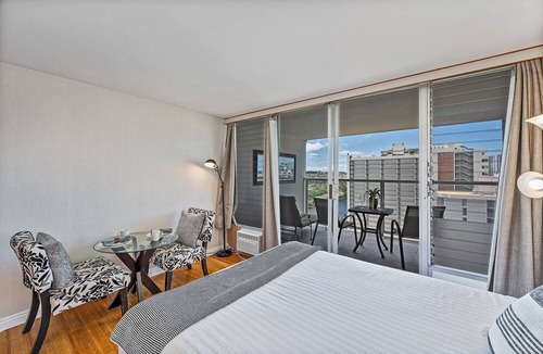 Waikiki Condo | Golf Course & Mountain Views at the Island Colony Amazing Building Amenities