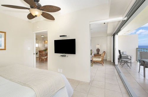Waikiki Condo | GORGEOUS OCEAN VIEW and Sunsets! Full Kitchen, Washer/Dryer, Wi-Fi, Sleeps 4.