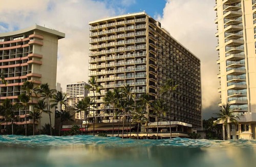 Waikiki Hotel | On Beautiful Waikiki Beach! Pool, Spa, 3 On-Site Restaurants, Water Activities