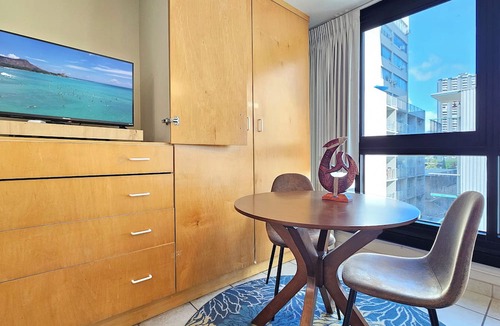 Waikiki Apartment | Suite 422 at the Waikiki Grand Hotel® Queen Bed & SofaBed