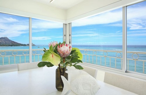 Waikiki Condo | LUXURY DIRECT OCEANFRONT! Fully Renovated! Free Parking! Sleeps 6