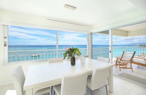 Waikiki Condo | LUXURY DIRECT OCEANFRONT! Fully Renovated! Free Parking! Sleeps 6