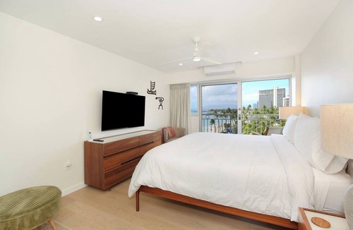 Waikiki Condo | Gorgeous BEACHFRONT Condo with Fabulous Ocean Views! Fully Renovated!