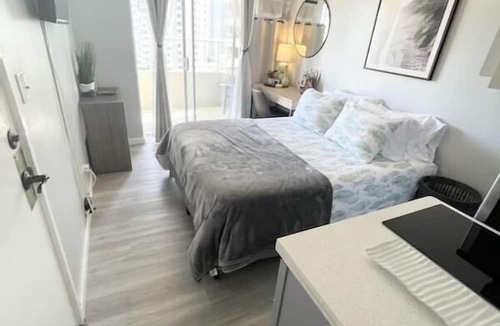 Waikiki Condo | Penthouse Studio in Waikiki - 25% Off Monthly Stays!