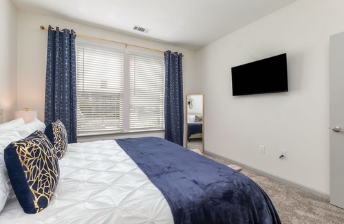 Dixie - Berryhill Apartment | Luxury Apt | Work from here | King Bed | Fast WiFi |6mi to CLT✈️