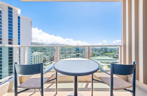 Ala Moana Condo | Refurnished! 33rd Floor RARE Executive Suite 2BR/2.5BA w/Kitchen & Laundry