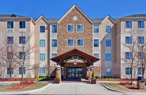 Northbrook Condo | Contemporary Suite in "The Glen" Business District | 24 Hour Fitness Center + Indoor Pool + Kitchen
