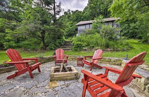 Little Switzerland Cabin | Historic Cabin in Little Switzerland w/Fire Pit-Walk to village and shops!