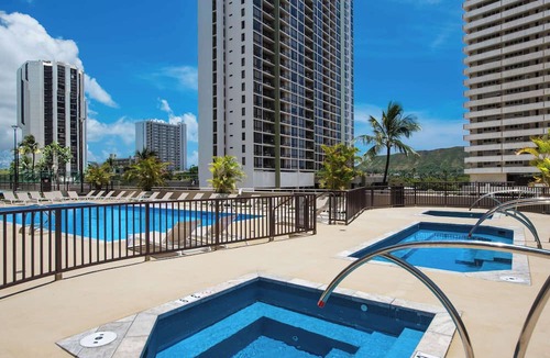 Waikiki Condo | Ocean-view corner suite w/pool & parking