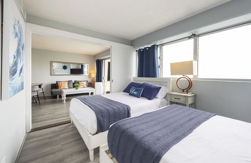 McCully - Moiliili Condo | Modern 2bdrm condo in Waikiki with full kitchen and convenient free parking.