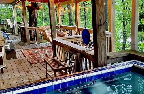 Sapphire House | Treehouse - Luxury mountain living at the water’s edge of Hogback Lake