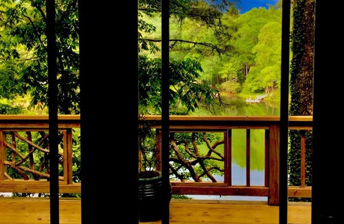 Sapphire House | Treehouse - Luxury mountain living at the water’s edge of Hogback Lake