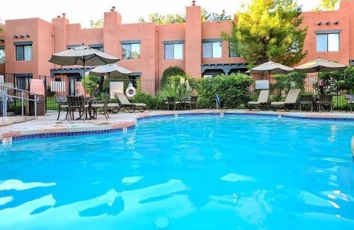 Oak Creek Apartment | Cozy Studio Near Coconino National Forest w/Free WiFi & Resort Pool