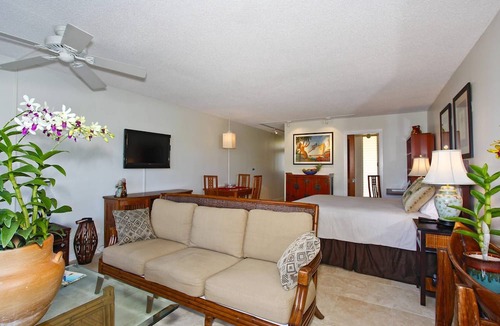 Diamond Head - Kapahulu - St. Louis Condo | Beachfront Diamond Head views, Quiet End of Waikiki with Swimming/Surfing!
