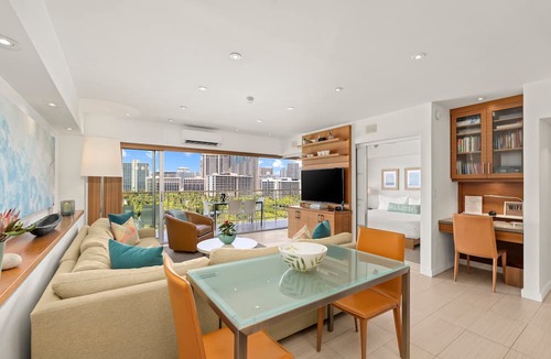 Waikiki Condo | Luxurious Beachfront Condo with Spectacular Ocean Views! FREE Parking!