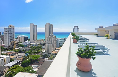 Waikiki Condo | Comfy Studio with AC, FREE Parking & Wi-Fi, Pool & BBQ Area! Close to Beach!