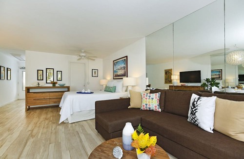 Diamond Head - Kapahulu - St. Louis Condo | Upgraded Beachfront Studio on Quiet Waikiki beach with Swimming/Surfing!