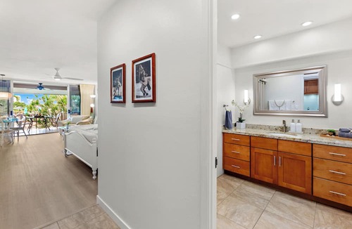 Kaanapali Condo | Fully Remodel 5 Star, Walk to Kaanapali Beach, Jacuzzi, Beach Cabana