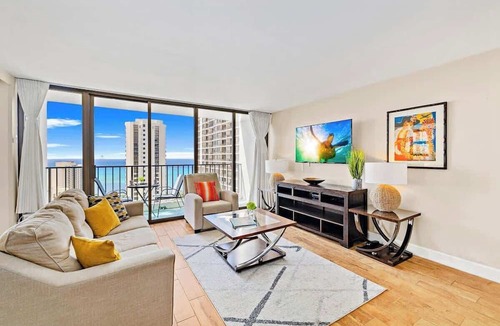 Waikiki Condo | Waikiki escape w/ocean views & beach gear