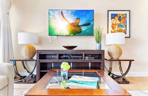 Waikiki Condo | Waikiki escape w/ocean views & beach gear