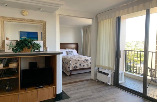 Waikiki Condo | Waikiki Banyan 1909 Amazing Views and Just Steps to the Beach