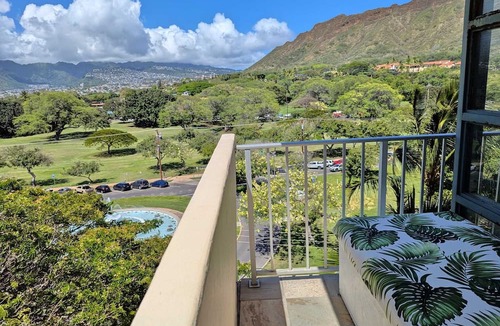 Diamond Head - Kapahulu - St. Louis Apartment | Diamond Head Beach - Large Studio - Queen Bed, Balcony, Ocean View, Ocean Access