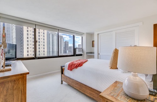 Waikiki Condo | Breathtaking Views! AC, Full Kitchen, Washer/Dryer, FREE Wi-Fi & Parking!