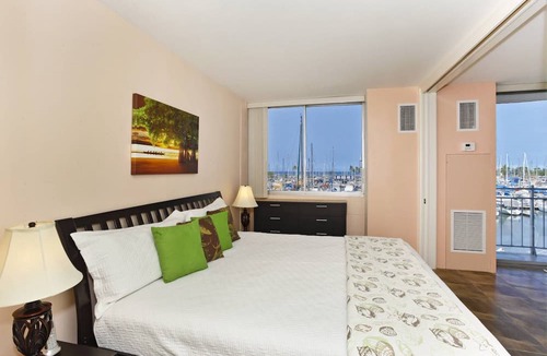 Waikiki Condo | Waikiki Marina-Front Condo! Ocean & Fireworks View, Central AC, Full Kitchen!