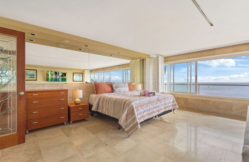 Diamond Head - Kapahulu - St. Louis Condo | Beautiful corner unit on the Gold Coast!