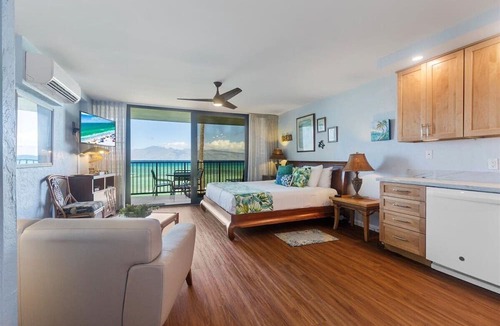 Honokowai Apartment | Luxury oceanfront studio with spacious lanai