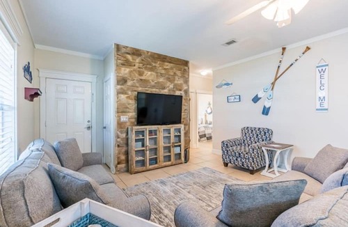 Orange Beach Condo | Dog-Friendly Orange Beach Villas w/Pool & Fishing Pond | Sleeps 8