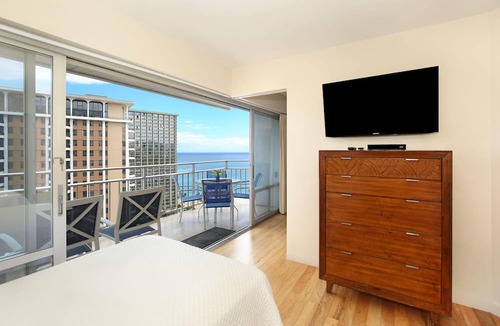 Waikiki Condo | Panoramic Ocean Views Remodel - FREE Parking/Wi-Fi, AC, Washlet, Sleeps 6