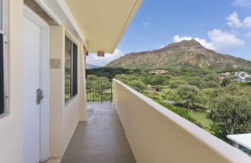 Diamond Head - Kapahulu - St. Louis Apartment | 👁‍🗨KING Bed- Private-Lanai 〰 Pacific Ocean-View Studio w/Full-Kitchen